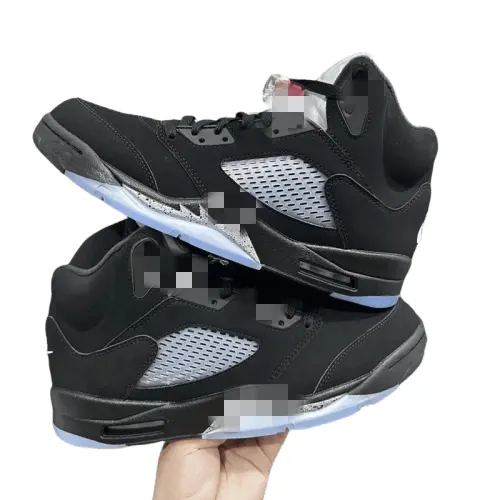 Basketball Sneakers With Lace Lock And Toothed Midsole — merchant catalogue photo