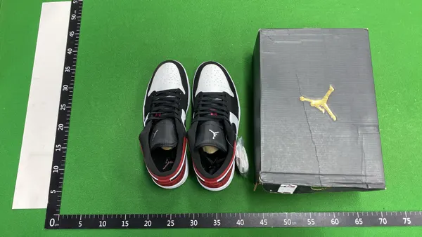 White Leather Low-Top Basketball Sneakers (Gold) — warehouse QC photo 1