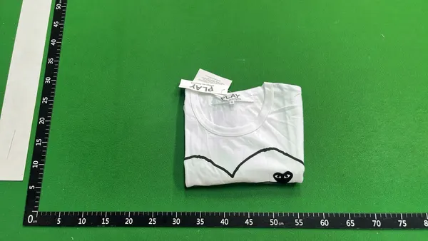 White T-Shirt With Outlined Heart Graphic — warehouse QC photo 4