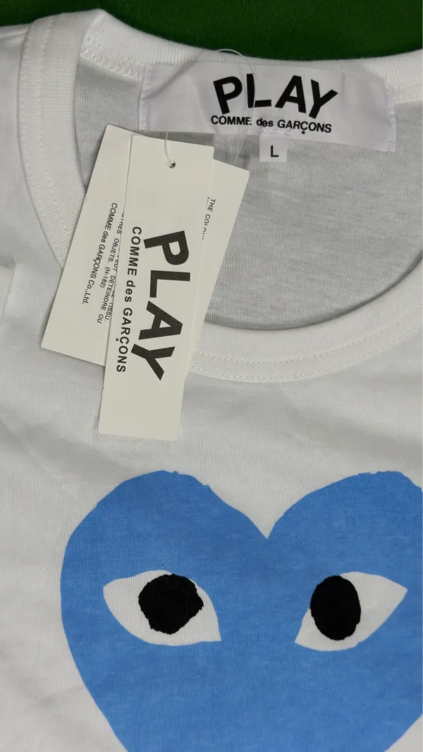 White T-Shirt With Pink Heart Eyes Print — warehouse QC photo 1
