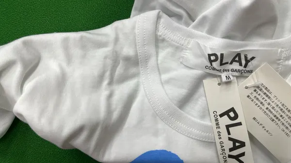 White T-Shirt With Pink Heart Eyes Print — warehouse QC photo 5