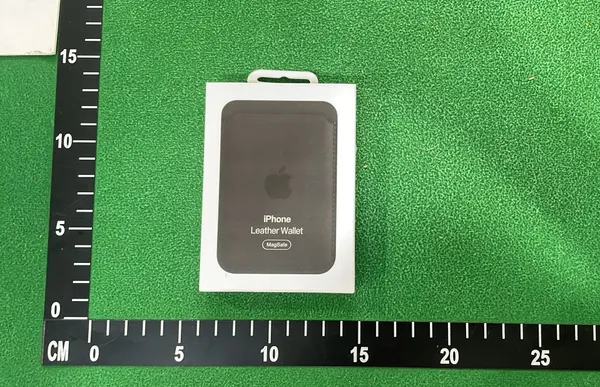 White Magnetic Charging And Tracker Accessory Set — warehouse QC photo 4