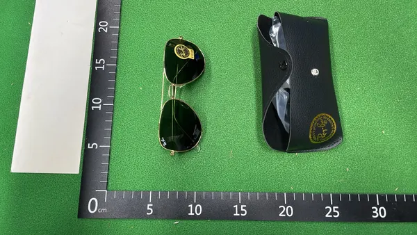 Black Metal Frame Aviator Sunglasses — warehouse QC photo 3