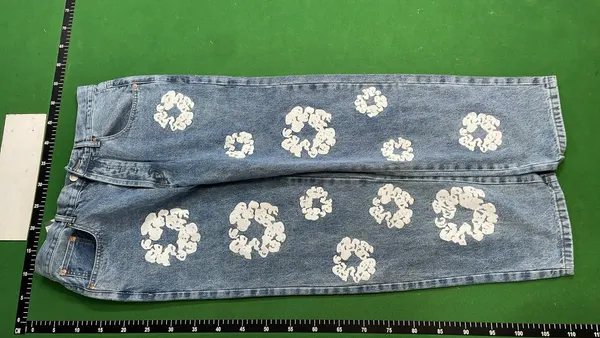 Washed Blue Jeans With Floral Wreath Print — warehouse QC photo 2
