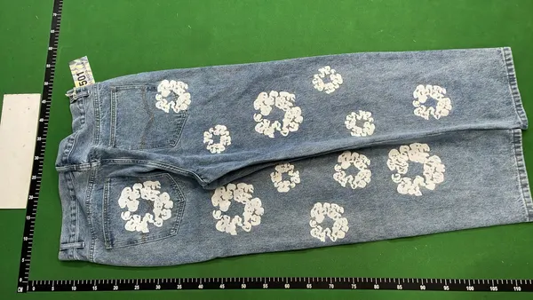 Washed Blue Jeans With Floral Wreath Print — warehouse QC photo 3