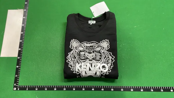 Black Sweatshirt With Tiger Head Graphic — warehouse QC photo 4